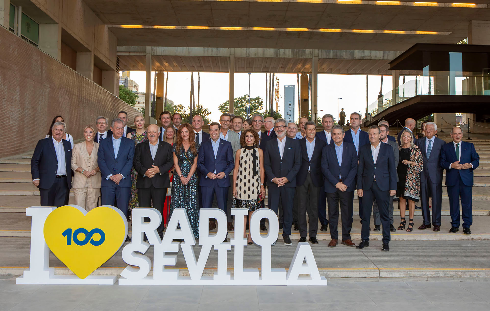 Foto de familia del Centenario de Radio Sevilla