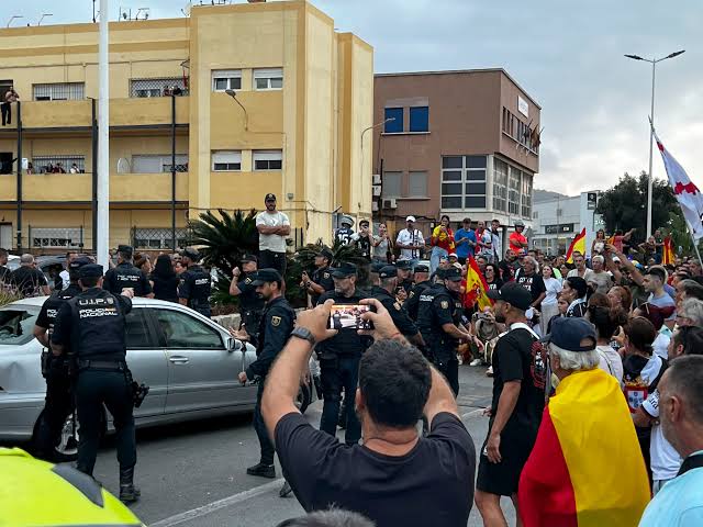 Manifestantes atacan a Julia Ferreras